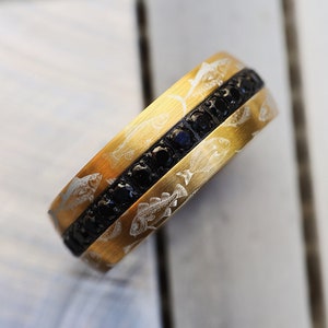 Gegraveerde wolfraam trouwring vissers: koepelvormig goud, ring met zwarte diamant