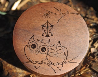 Doos met gegraveerde uil trouwring: zwarte walnoot sieraden aandenken