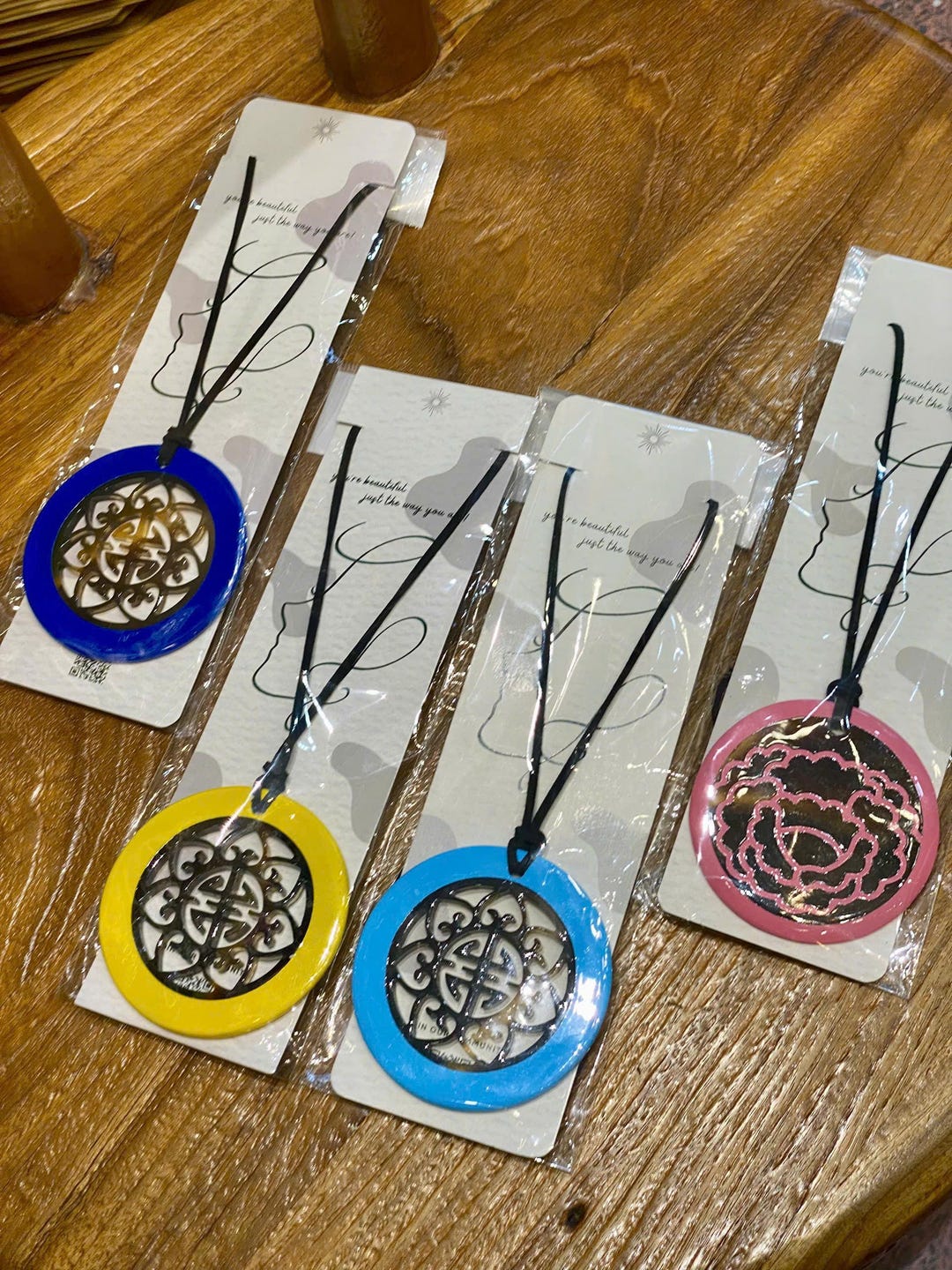 Collier En Corne De Buffle Fait Main Avec Pochette Soie - Idéal Cadeau Fête Des Mères - Neuf Sans Emballage