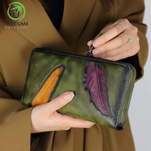 Cartera larga de moda para mujer de cuero genuino de alta calidad hecha a mano con cremallera y patrón de plumas DA1058