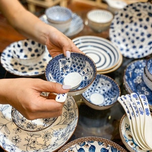 Może przedstawiać: Rustykalny drewniany szyld z napisem "Welcome to our home" w białych literach. Szyld ma postarzaną powierzchnię i prosty, zapraszający design, idealny do dekoracji.