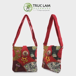 Puede incluir: Dos bolsos de hombro hechos a mano con correas rojas y un diseño de patchwork. Los bolsos presentan una variedad de telas en rojo, verde y negro, con estampados florales y paisley. Cada bolso tiene un cierre de botón de madera y el texto "TRUC LAM handmade".