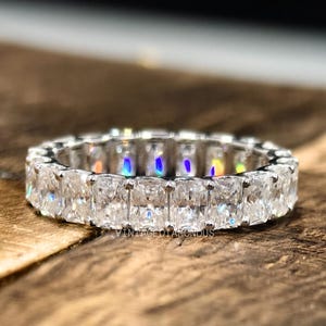 Alianza de boda de oro blanco de 14 k con diamantes cultivados en laboratorio de talla radiante