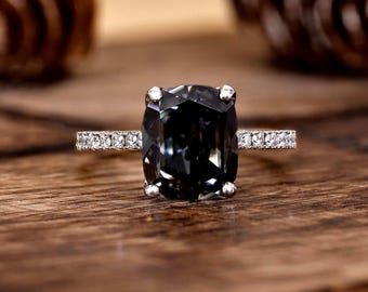 Anello di fidanzamento allungato con moissanite grigia a taglio cuscino - Anello a mezza eternità - Regalo di anniversario per lei - Anello solitario grigio scuro a taglio cuscino