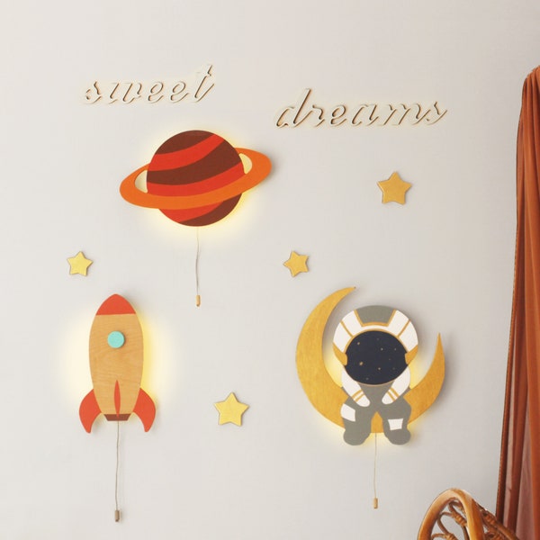 Éclairage de chambre d'enfant, lampe fusée, lampe Saturne, astronaute, 3 luminaires muraux en bois, veilleuse de bébé, cadeau fait main, lampe pour chambre d'enfant