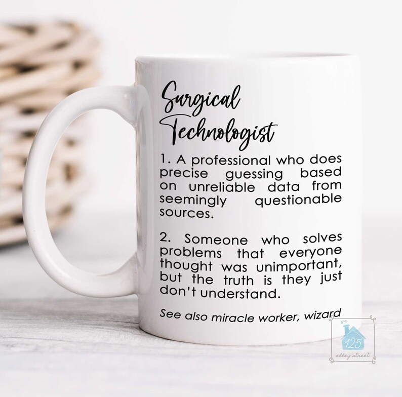Puede incluir: Taza de cer&aacute;mica blanca con asa negra. La taza tiene un gr&aacute;fico negro que dice "Surgical Technologist" y una definici&oacute;n del t&eacute;rmino. La definici&oacute;n dice: "1. Un profesional que hace conjeturas precisas basadas en datos poco fiables de fuentes aparentemente cuestionables. 2. Alguien que resuelve problemas que todos pensaban que eran insignificantes, pero la verdad es que simplemente no lo entienden. Ver tambi&eacute;n trabajador milagroso, mago."