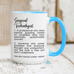 Puede incluir: Taza de cer&aacute;mica blanca con borde y asa de color azul claro. La taza tiene texto negro que dice "Surgical Technologist" y una definici&oacute;n del t&eacute;rmino.