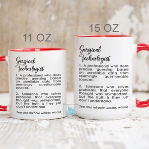 Puede incluir: Dos tazas de cer&aacute;mica blanca con bordes rojos. Las tazas son de 11 oz y 15 oz. Ambas tazas tienen el texto "Surgical Technologist" con una definici&oacute;n impresa en ellas.