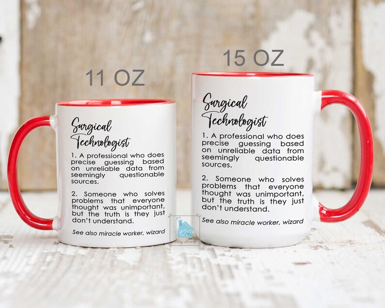 Puede incluir: Dos tazas de cer&aacute;mica blanca con bordes rojos. Las tazas son de 11 oz y 15 oz. Ambas tazas tienen el texto "Surgical Technologist" con una definici&oacute;n impresa en ellas.