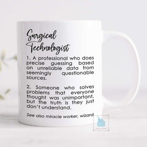 Puede incluir: Taza de cer&aacute;mica blanca con un dise&ntilde;o negro que dice "Surgical Technologist" y una definici&oacute;n del t&eacute;rmino. La taza tiene un asa negra y un logotipo negro en la parte inferior que dice "125 alley street".