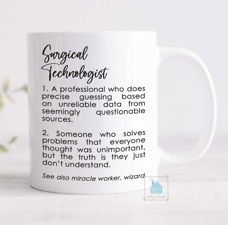 Puede incluir: Taza de cer&aacute;mica blanca con un dise&ntilde;o negro que dice "Surgical Technologist" y una definici&oacute;n del t&eacute;rmino. La taza tiene un asa negra y un logotipo negro en la parte inferior que dice "125 alley street".