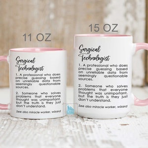 Puede incluir: Dos tazas de cer&aacute;mica blanca con bordes rosas. Las tazas son de 11 oz y 15 oz. Ambas tazas tienen el texto "Surgical Technologist" con una definici&oacute;n impresa en ellas.