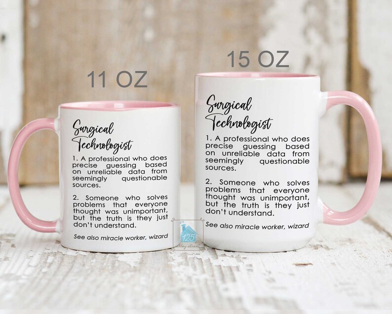 Puede incluir: Dos tazas de cer&aacute;mica blanca con bordes rosas. Las tazas son de 11 oz y 15 oz. Ambas tazas tienen el texto "Surgical Technologist" con una definici&oacute;n impresa en ellas.