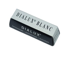 May include: A black and white box with the text "Dialux® Blanc" and "Dialux® brossage - polissage - avivage" on it.