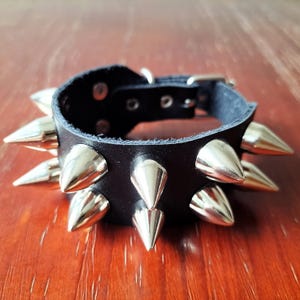 Pulsera de cuero punk con púas: brazalete gótico rockero con tachuelas