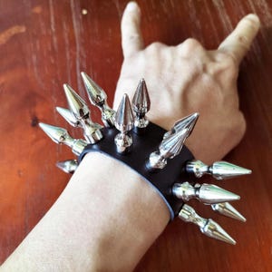 Brazalete punk de cuero con púas de árbol grande: pulsera gótica con remaches y tachuelas