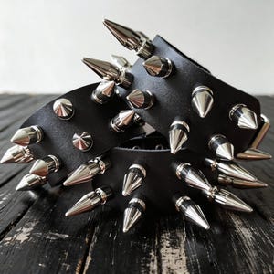 Bransoletka skórzana Punk Spike: ćwiekowana opaska w stylu grunge, mankiet w stylu rock gotyckim