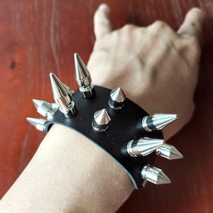 Brazalete de cuero con púas de bala punk: pulsera con tachuelas plateadas, cierre hecho a mano, estilo gótico.