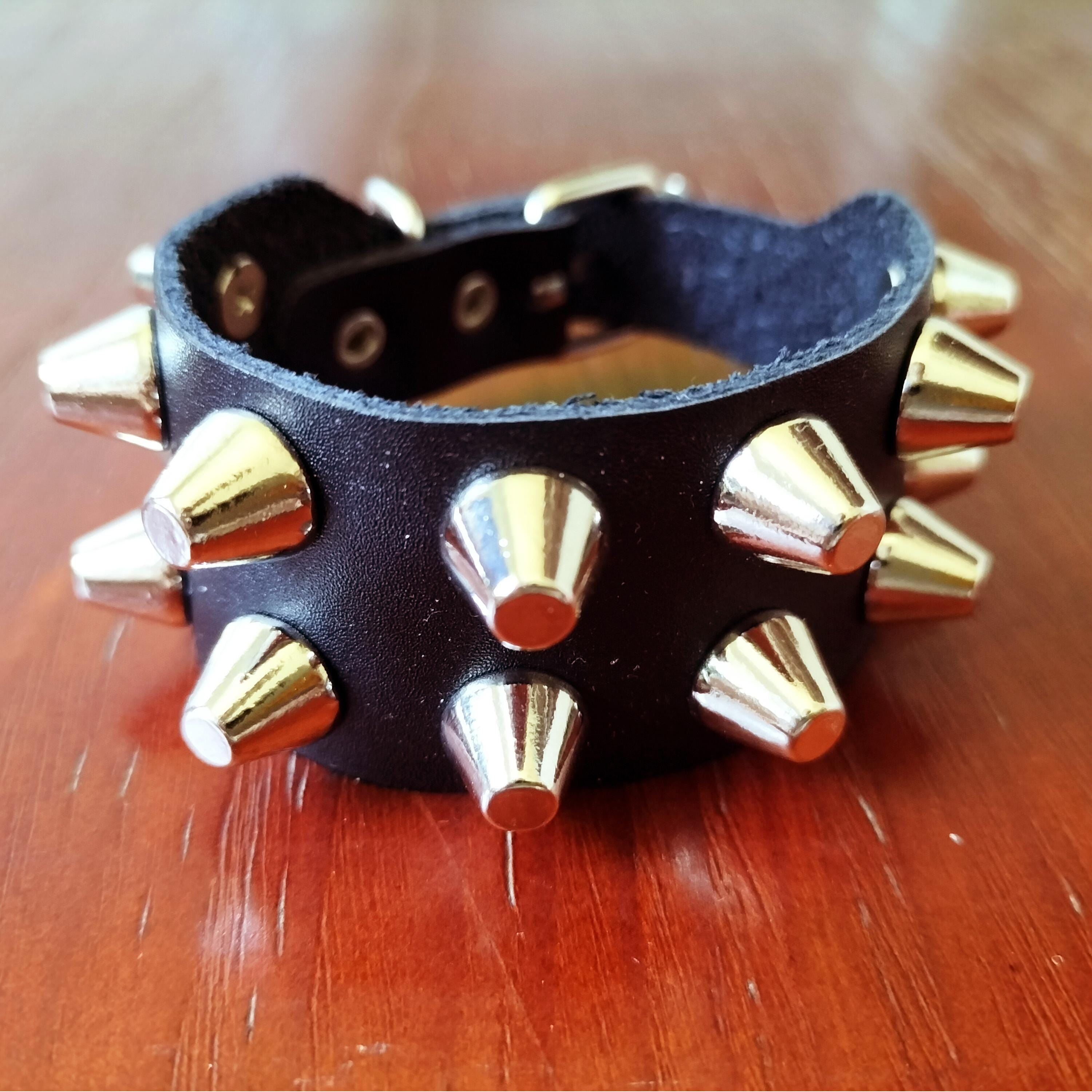 パンクレザーフラットトップリベットブレスレット：ロッカーカフ 