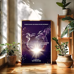 Könnte beinhalten: Ein rechteckiges Filmplakat für The Hunger Games: Sunrise on the Reaping mit einer Schlange und einem Vogel, die einen Kreis um ein helles Licht bilden. Der Text lautet: These games are going to be different, The Hunger Games, 20. November 2026.