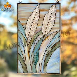 Peut inclure: Un panneau de vitrail représentant deux feuilles blanches texturées entourées de feuilles vertes. Le panneau est encadré de cuivre.