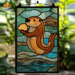Pode incluir: Uma janela de vitral que representa uma lontra segurando uma pedra em suas patas. A lontra é marrom e laranja com um peito branco. O fundo é uma cena de água azul e verde.