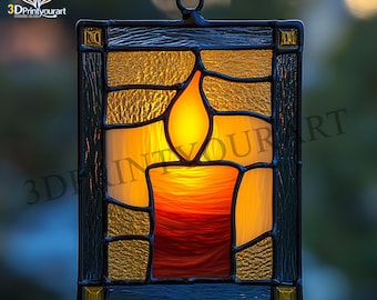 Op de afbeelding: Een hangende ornament van gekleurd glas met een zwarte lijst en een ontwerp van een gele, oranje en rode kaars.
