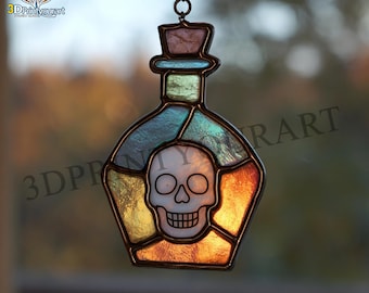 Puede incluir: Botella de poción de vidriera con diseño de calavera. La botella está dividida en secciones de vidrio azul, verde, amarillo y naranja. Un marco de metal negro perfila la botella y una cadena está unida para colgar.