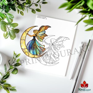 Op de afbeelding: Een glas-in-loodpatroon van een fee die op een halve maan zit. Het patroon is genummerd voor een schilderen-op-nummer-project. De tekst "3DPRINTYOURART ELEGANT FAIRY - 48" staat bovenaan de pagina.