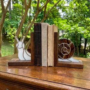 P3D19 Snail Stained Glass Bookends Whimsical Garden Decor, Nature Lover Gift, Spiral Shell Bookends, Bookshelf Decor