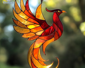 Op de afbeelding: Een gebrandschilderd fenix met rode, oranje en gele glasstukken. De fenix is in vlucht met zijn vleugels uitgespreid en zijn staartveren opgerold.