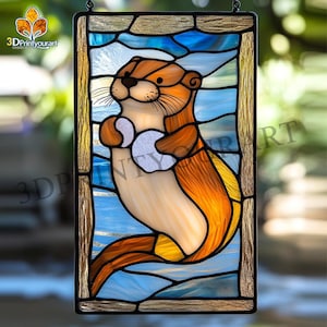 Pode incluir: Um painel de vitral com uma lontra marrom e laranja segurando uma pedra branca em suas patas. A lontra está nadando em água azul com um céu azul claro acima. O painel é emoldurado em metal preto.