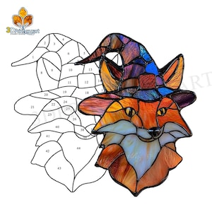 Op de afbeelding: Een vos van gekleurd glas met een heksenhoed. De vos is oranje, bruin en wit. De hoed is paars, blauw en rood. De afbeelding is een patroon voor glas-in-lood.
