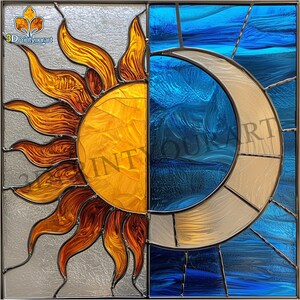 Op de afbeelding: Een glas-in-loodraam met een zon- en maanontwerp. De zon bevindt zich aan de linkerkant van het raam en is geel met oranje stralen. De maan bevindt zich aan de rechterkant van het raam en is een halve maan met een blauwe en zilveren achtergrond.