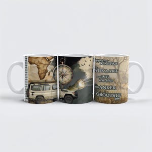 Puede incluir: Taza de cerámica blanca con un tema de safari. El diseño incluye un mapa, una brújula, un vehículo todoterreno y texto. La taza tiene un asa curva y un borde recto. La paleta de colores incluye beige, marrón y blanco.