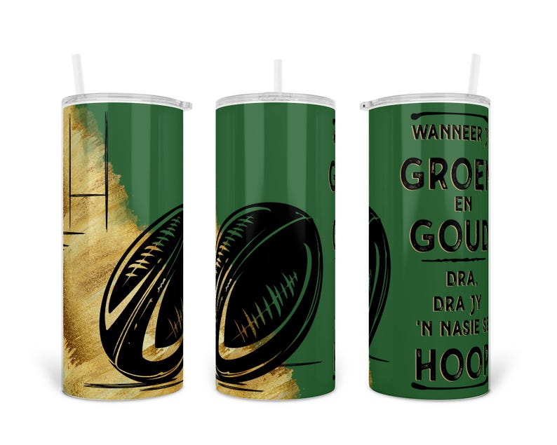 Pu&ograve; includere: Un set di tre bicchieri isolati verdi e oro con cannucce bianche. Ogni bicchiere presenta un design a palla da rugby nera. Un bicchiere ha testo nero. Il design include pennellate dorate e strisce verdi verticali.