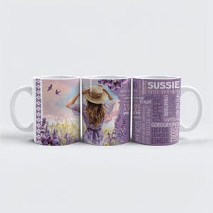 Może przedstawiać: Trzy białe ceramiczne kubki z różnymi wzorami. Jeden kubek przedstawia kobietę na polu lawendy, drugi ma kobietę w słomkowym kapeluszu, a trzeci fioletowy tekst. Kubki mają białe uchwyty.