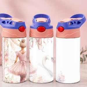 Pode incluir: Três garrafas de água cilíndricas com tampas azuis e cor de pêssego com um botão vermelho. As garrafas apresentam um design impresso de uma bailarina com um tutu rosa, sapatilhas de ballet, um cisne branco e elementos florais num fundo branco.