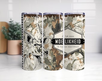 Könnte beinhalten: Ein Edelstahlbecher mit Camouflagemuster und einer Schwarz-Weiß-Illustration eines Kudu. Der Becher hat den Text "MOE LIKHEID" und "Ek hou van moeilikheid" in einem schwarz-weißen Etikett.