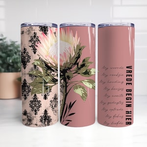 Könnte beinhalten: Drei zylindrische Becher mit einem rosa-schwarzen Damastmuster, einer großen Illustration einer rosa-weißen Proteablüte und dem Text VREDE BEGIN HIER, gefolgt von einer Wortliste mit My woorde, My reaksie und My houding.