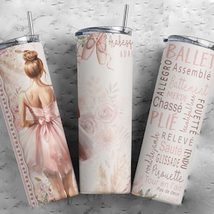 Może przedstawiać: Trzy kubki ze stali nierdzewnej z różnymi wzorami. Pierwszy kubek przedstawia baletnicę w różowym tutu na tle kwiatów. Drugi kubek ma kwiatowy wzór z napisami "Arabesque" i "Adagio". Trzeci kubek ma białe tło z różowym tekstem, który wymienia terminy baletowe po francusku.