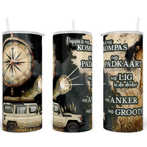 Puede incluir: Un juego de tres vasos aislados con pajitas blancas. Cada vaso presenta un diseño diferente: una brújula, un foco y texto en un idioma extranjero. Los vasos también tienen un diseño de vehículo todoterreno beige.