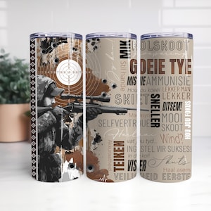 Puede incluir: Tres vasos aislados de acero inoxidable con temática de caza. El diseño presenta un tirador apuntando a un objetivo, agujeros de bala y texto en idioma extranjero. Los vasos son cilíndricos y tienen tapa plateada.