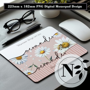 以下が含まれることがあります： 白いヒナギクと蜂が描かれた、ピンク色の背景の長方形マウスパッド。 マウスパッドのサイズは22.3cm x 18.2cmで、「Wanneer dinge om jou verander」というテキストが書かれています。