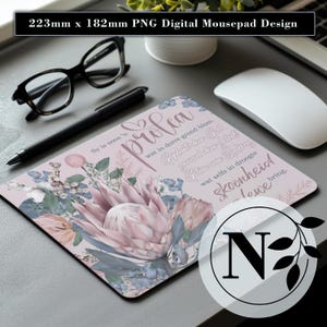 Könnte beinhalten: Rechteckiges Mauspad, 22,3 cm x 18,2 cm, mit floralem Design, das eine große rosa Protea-Blume und andere Blumen in Blau- und Pfirsichtönen zeigt. Das Mauspad hat Text in einer Schriftart.