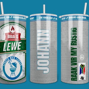 Puede incluir: Tres vasos de acero inoxidable con pajitas. Cada vaso presenta un dise&ntilde;o diferente con texto y gr&aacute;ficos, incluyendo las palabras "BRAAI IS LEWE" y "RAAK VIR MY RUSTIG". Los vasos est&aacute;n sobre un fondo azul.