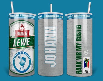 Può includere: Un set di tre bicchieri in acciaio inossidabile con cannucce. Ogni bicchiere presenta un design unico con testo e grafica, tra cui le parole "BRAAI IS LEWE" e "RAAK VIR MY RUSTIG". I bicchieri hanno uno sfondo blu.