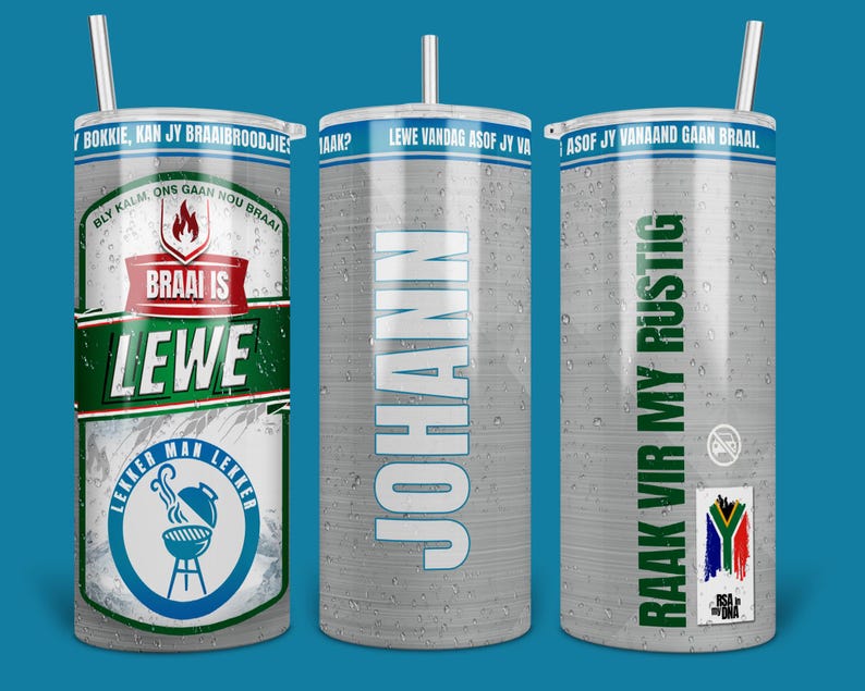 Puede incluir: Tres vasos de acero inoxidable con pajitas. Cada vaso presenta un dise&ntilde;o diferente con texto y gr&aacute;ficos, incluyendo las palabras "BRAAI IS LEWE" y "RAAK VIR MY RUSTIG". Los vasos est&aacute;n sobre un fondo azul.