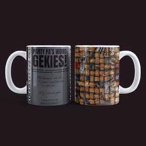 Peut inclure: Un mug en céramique blanche avec un panneau gris portant le texte PARTY PA'S WORD GEKIES! et un motif de texture tressée composé d'outils, de fils et de quincaillerie. Le design inclut une bordure style métallique avec des rivets sur le côté.