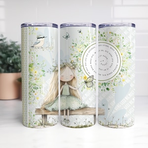 Puede incluir: Un juego de tres vasos de acero inoxidable con un diseño caprichoso. Cada vaso presenta una ilustración diferente: un pájaro en una rama, una niña con una mariposa y un diseño de texto circular. Los vasos tienen una combinación de colores verde claro y blanco.